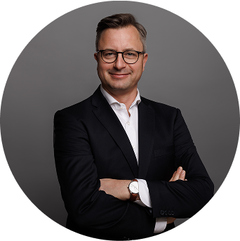 Rechtsanwalt Dr. Mackenzie-Owen im Business-Portrait vor grauem Hintergrund – seriöse Darstellung für die Kanzlei-Website in Hamburg